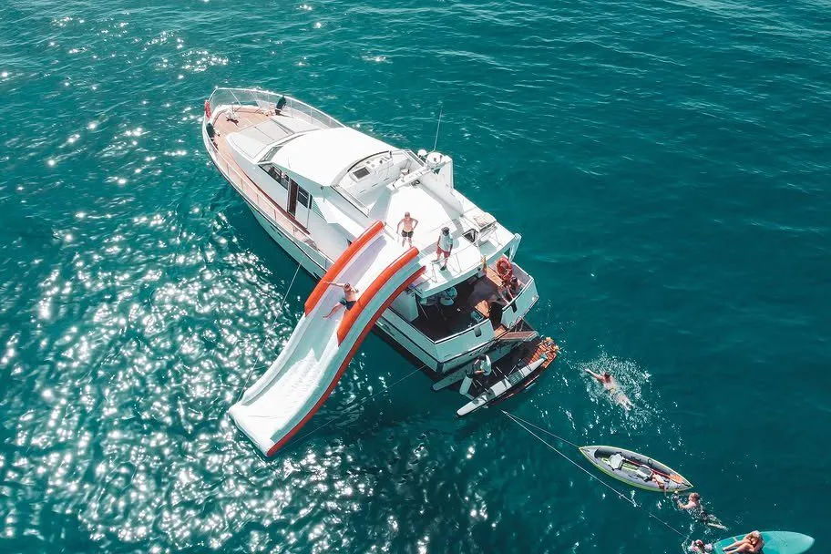 Read more about the article YACHT TOUR WITH SLIDE AND WATER ACTIVITIES